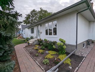 Photo 2: 138 Riveroaks Drive in Winnipeg: Bruce Park Residential for sale (5E)  : MLS®# 202221748