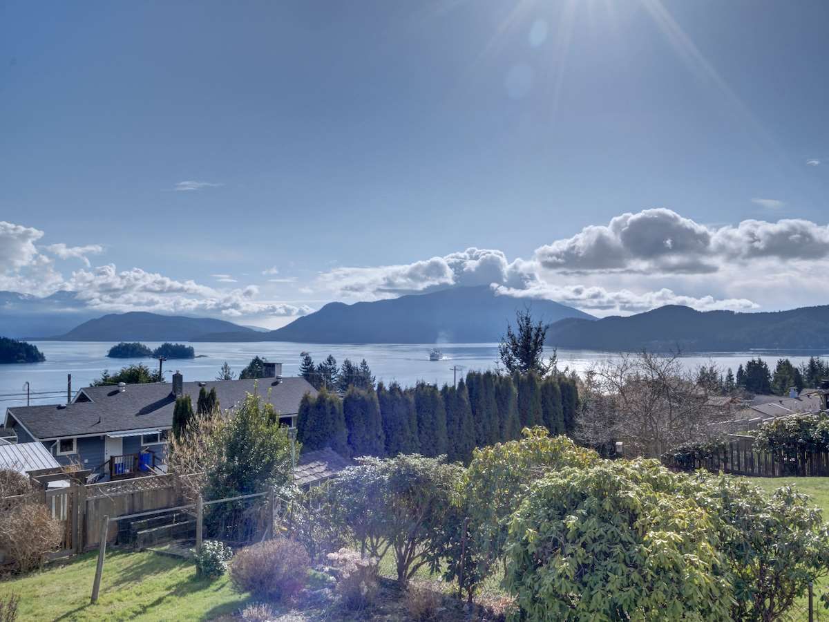 Main Photo: 1536 THOMPSON Road in Gibsons: Gibsons & Area House for sale (Sunshine Coast)  : MLS®# R2597890