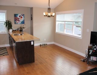 Photo 4: 207 518 SHAW ROAD in Gibsons: Gibsons & Area Townhouse for sale (Sunshine Coast)  : MLS®# R2053889
