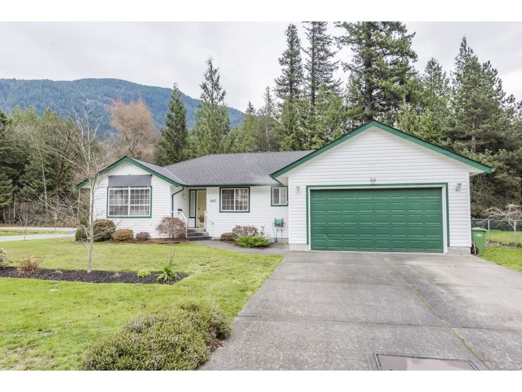 Main Photo: 847 MYNG Crescent: Harrison Hot Springs House for sale : MLS®# R2635317