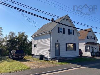 Photo 1: 11 Mechanic Street in Springhill: 102S-South Of Hwy 104, Parrsboro and area Residential for sale (Northern Region)  : MLS®# 202124686