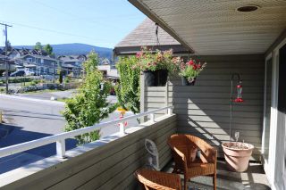 Photo 12: 202 703 GIBSONS Way in Gibsons: Gibsons & Area Condo for sale in "HILL CREST PLAZA" (Sunshine Coast)  : MLS®# R2368847