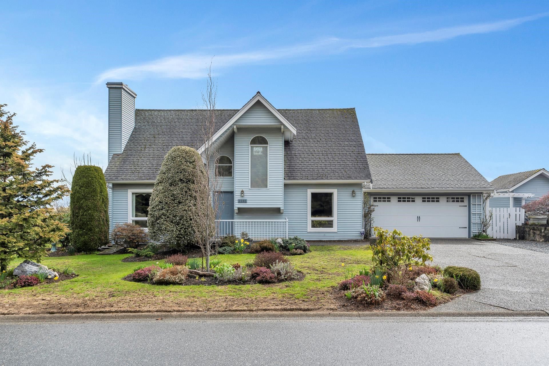 Main Photo: 2282 MOUNTAIN Drive in Abbotsford: Abbotsford East House for sale in "MOUNTAIN VILLAGE" : MLS®# R2873488