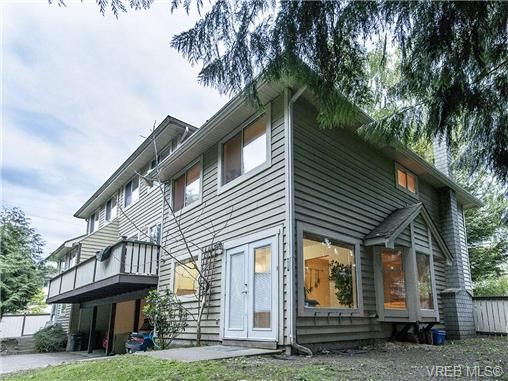 Main Photo: 3882 Shelbourne St in VICTORIA: SE Cedar Hill Row/Townhouse for sale (Saanich East)  : MLS®# 727993