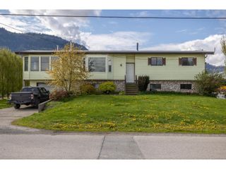 Photo 2: 39464 WELLS LINE ROAD in Abbotsford: House for sale : MLS®# R2835095