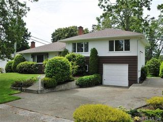 Photo 1: 3320 Gibbs Rd in VICTORIA: OB Henderson House for sale (Oak Bay)  : MLS®# 672353