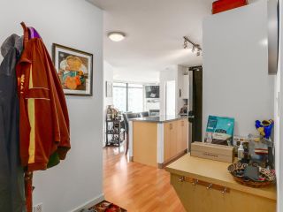 Photo 2: 808 155 W 1ST Street in North Vancouver: Lower Lonsdale Condo for sale in "TIME" : MLS®# R2094578