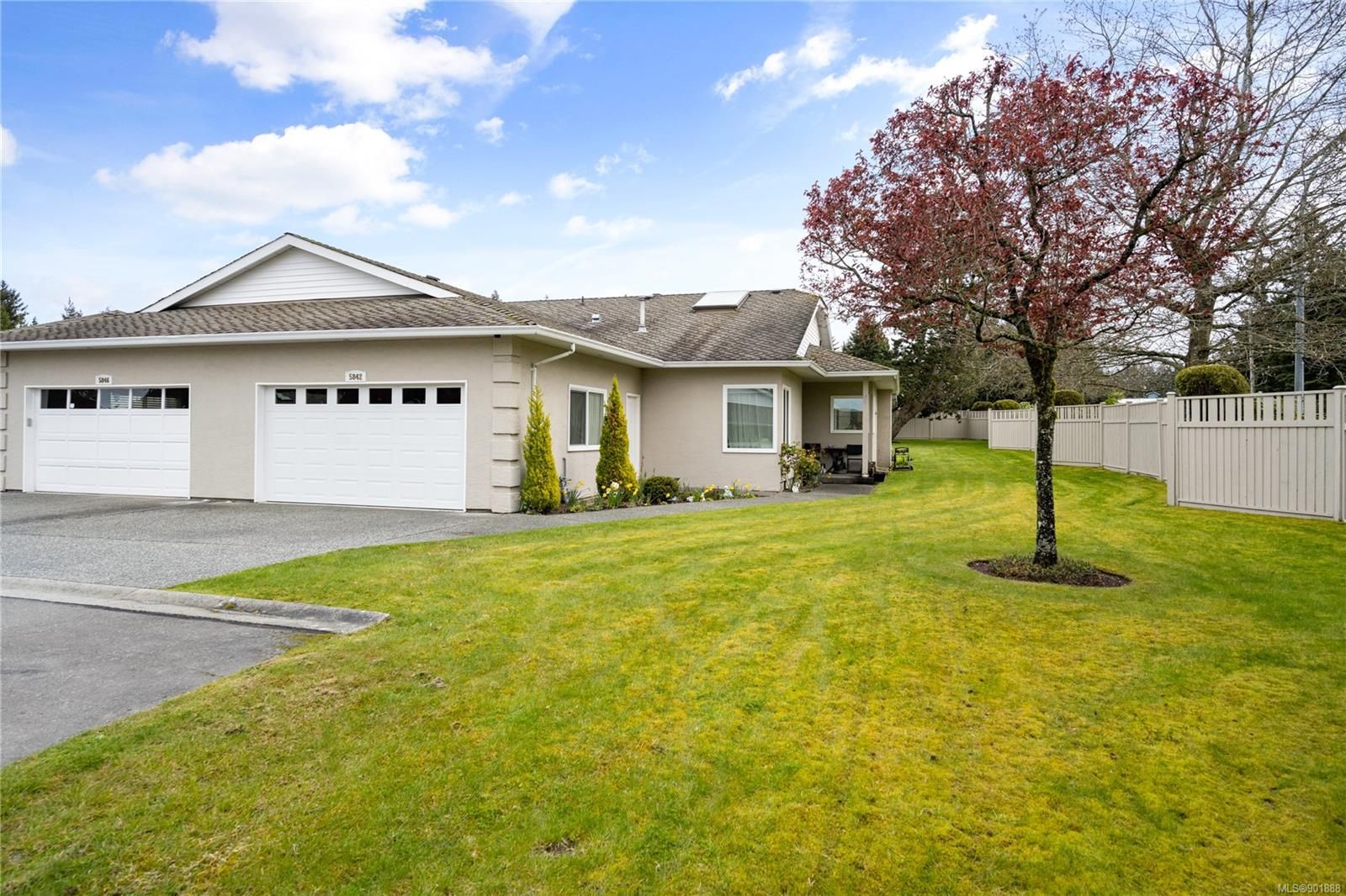 Main Photo: 5842 Remi Lane in Nanaimo: Na Uplands Row/Townhouse for sale : MLS®# 901888
