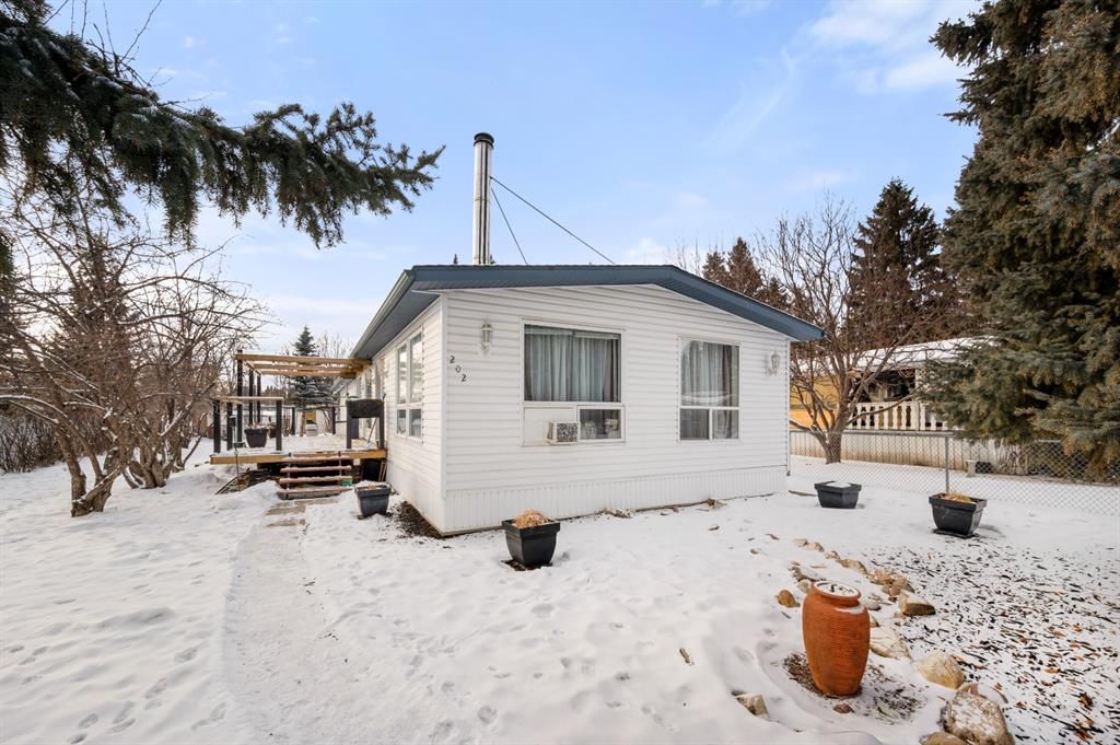 Main Photo: 202 3 Street NW: Sundre Detached for sale : MLS®# A1177867