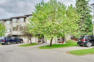 Photo 1: 114 Glamis Terrace SW in Calgary: Glamorgan Row/Townhouse for sale : MLS®# C4305468