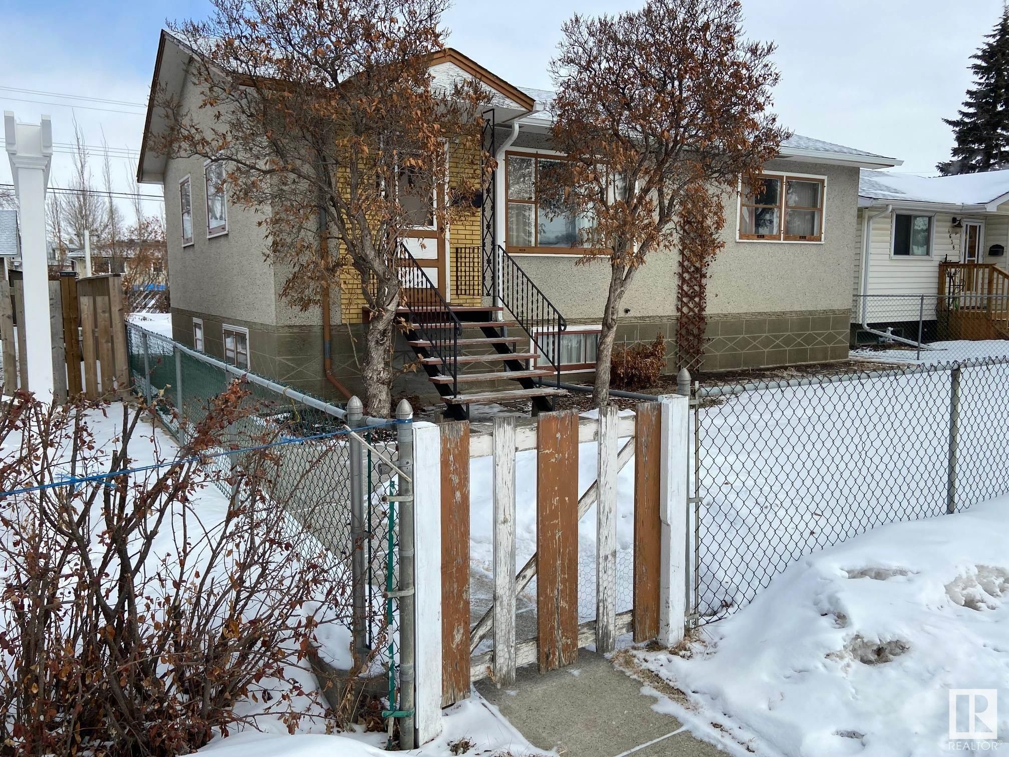 Main Photo: 4642 114 Avenue NW in Edmonton: Zone 23 House for sale : MLS®# E4330879