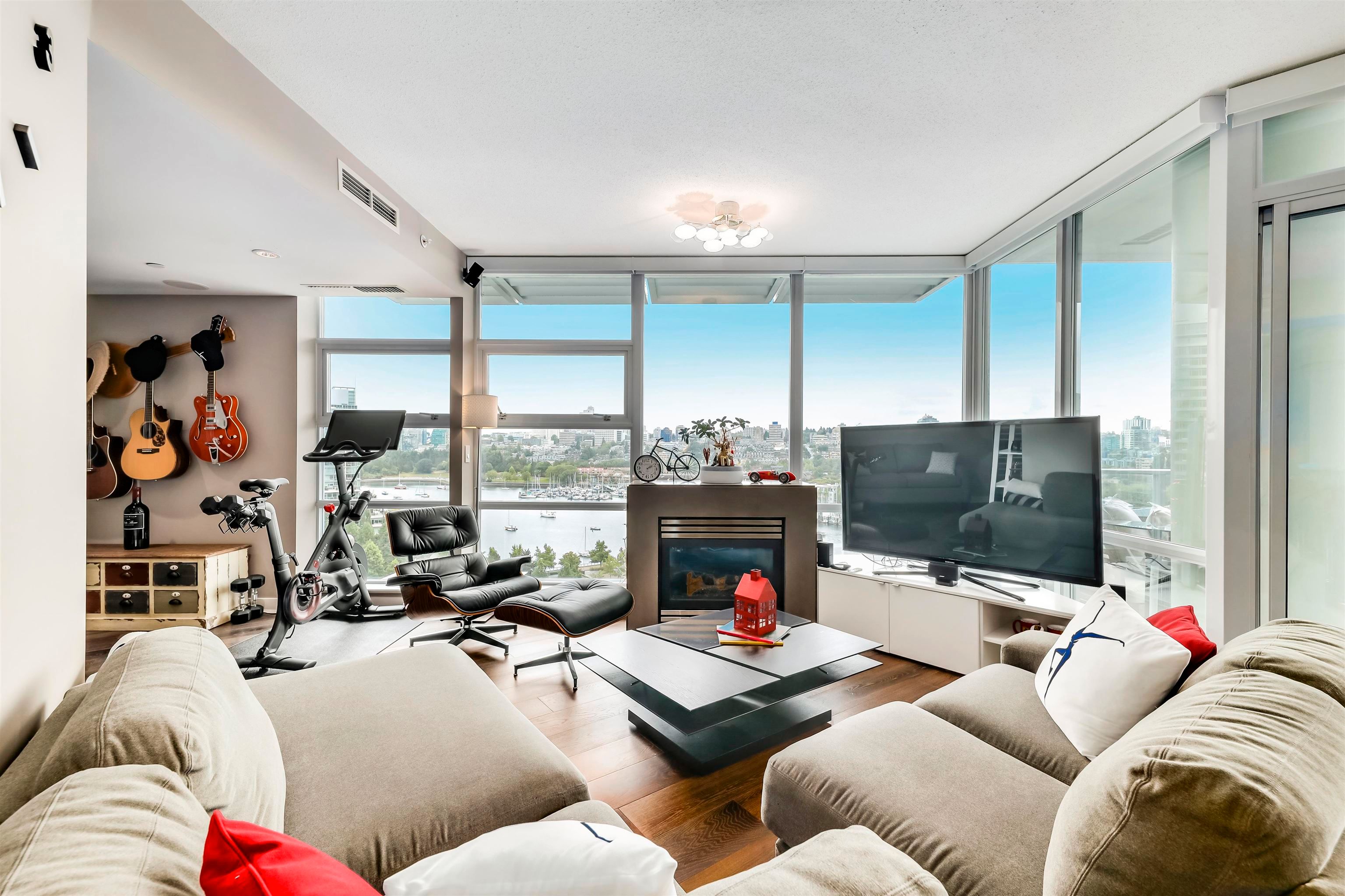 Main Photo: 1502 638 BEACH CRESCENT in Vancouver: Yaletown Condo for sale (Vancouver West)  : MLS®# R2642568