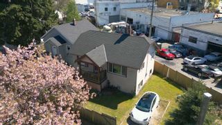 Photo 4: 820 E 16TH Avenue in Vancouver: Fraser VE House for sale in "Cedar Cottage/ Fraser" (Vancouver East)  : MLS®# R2876193