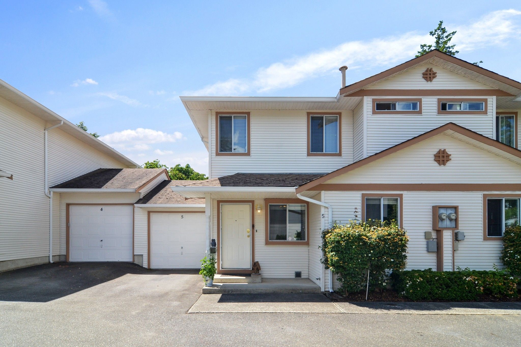 Main Photo: 5 26727 30A Avenue in Langley: Aldergrove Langley Townhouse for sale in "ASHLEY PARK" : MLS®# R2590805