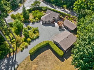 Photo 2: 2136 Saratoga Rd in Black Creek: CV Merville Black Creek House for sale (Comox Valley)  : MLS®# 940780