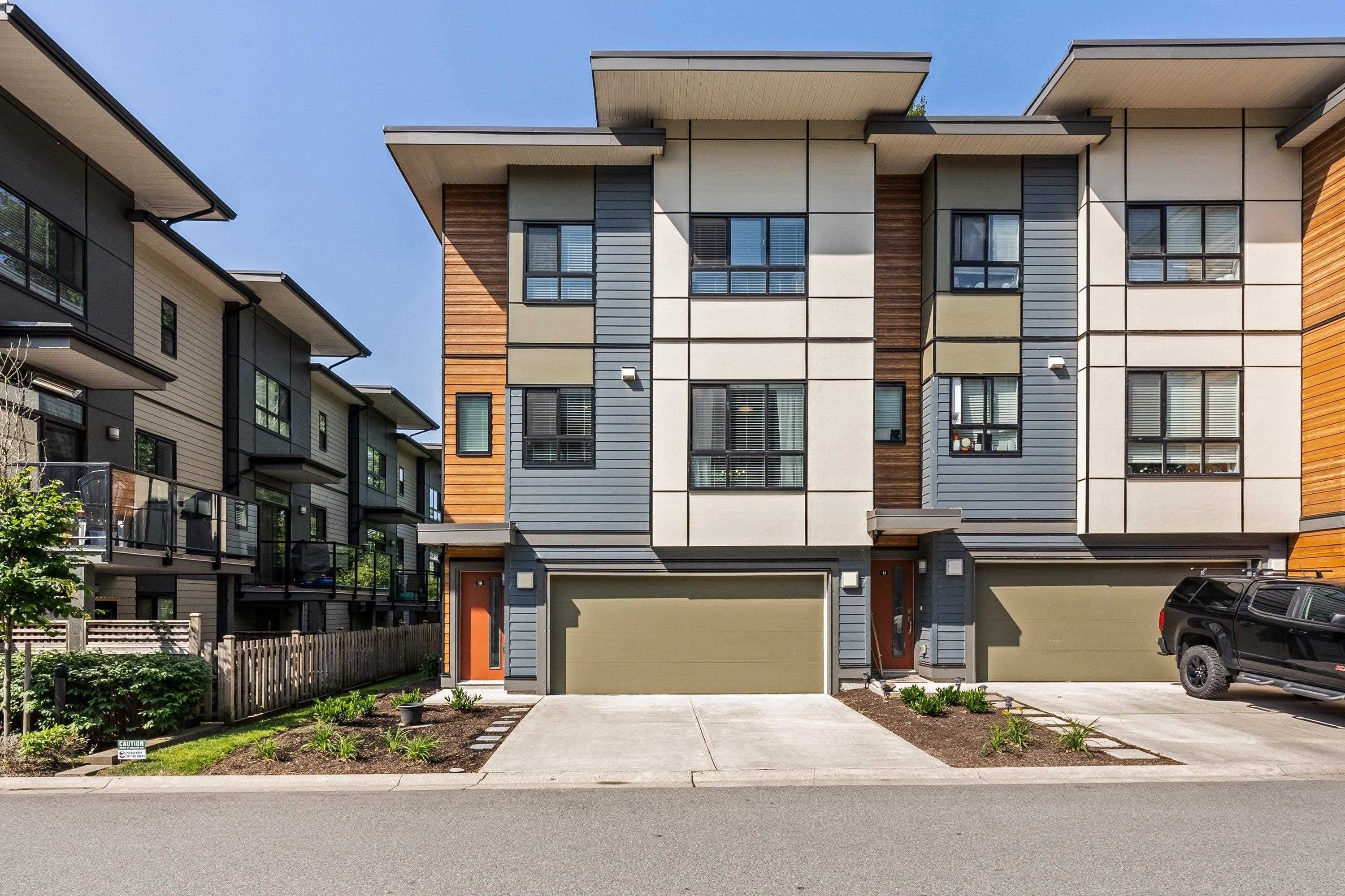 Main Photo: 10 1968 NORTH PARALLEL Road in Abbotsford: Abbotsford East Townhouse for sale in "Parallel North Townhomes" : MLS®# R2781896