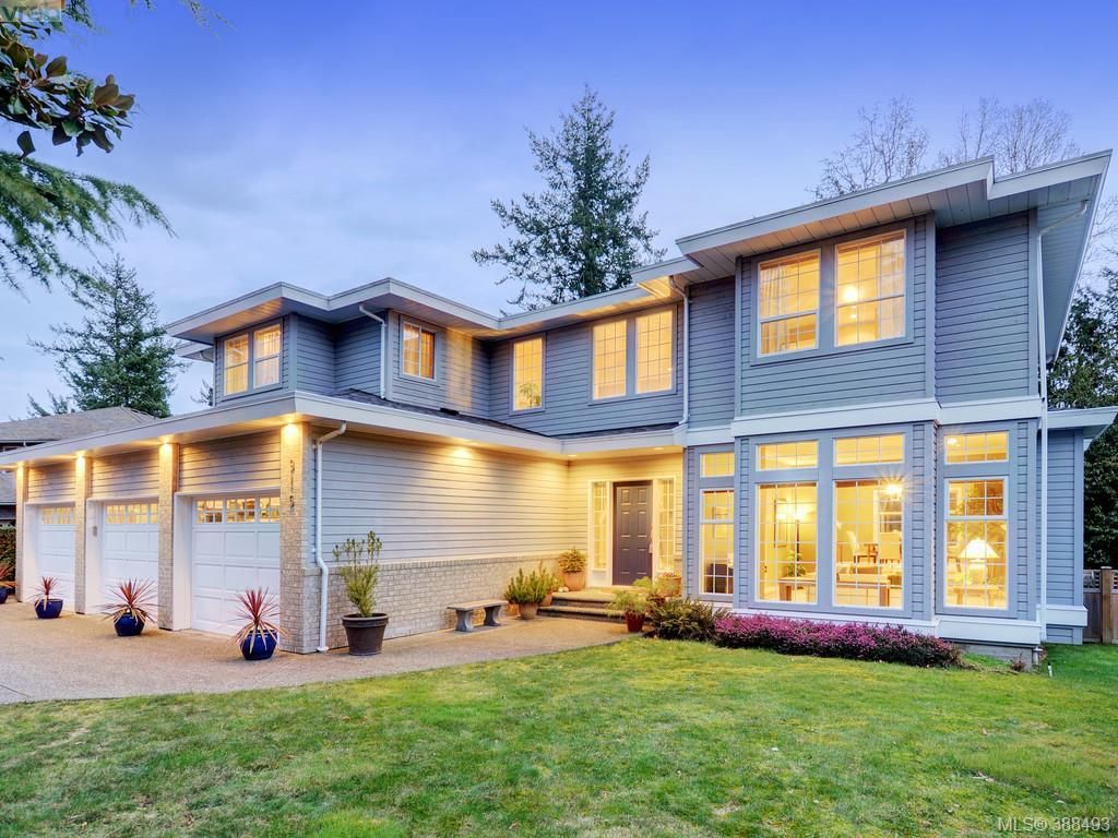 Main Photo: 915 Maltwood Terr in VICTORIA: SE Broadmead House for sale (Saanich East)  : MLS®# 780757
