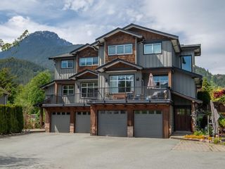 Main Photo: 39745 GOVERNMENT Road in Squamish: Northyards 1/2 Duplex for sale : MLS®# R2883161