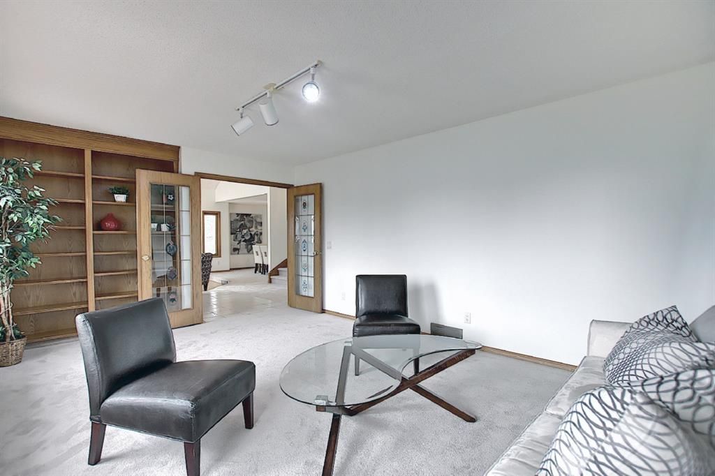 Photo 5: Photos: 331 Edelweiss Place NW in Calgary: Edgemont Detached for sale : MLS®# A1093275