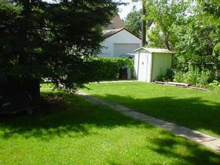 Photo 3: 354 MOORGATE Street in Winnipeg: St James Single Family Detached for sale (West Winnipeg)  : MLS®# 2510929