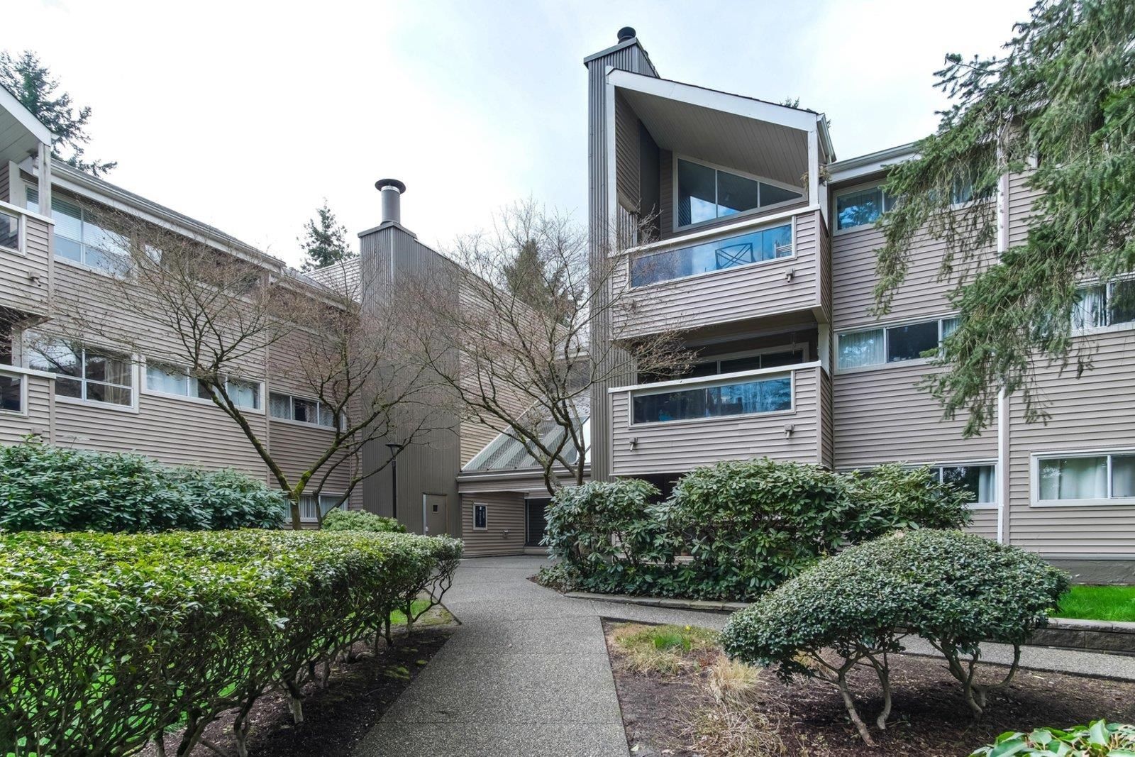 Main Photo: 213 932 ROBINSON Street in Coquitlam: Coquitlam West Condo for sale : MLS®# R2734951