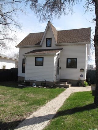 Photo 1: 1132 L Avenue South in Saskatoon: Holiday Park Residential for sale : MLS®# SK968215