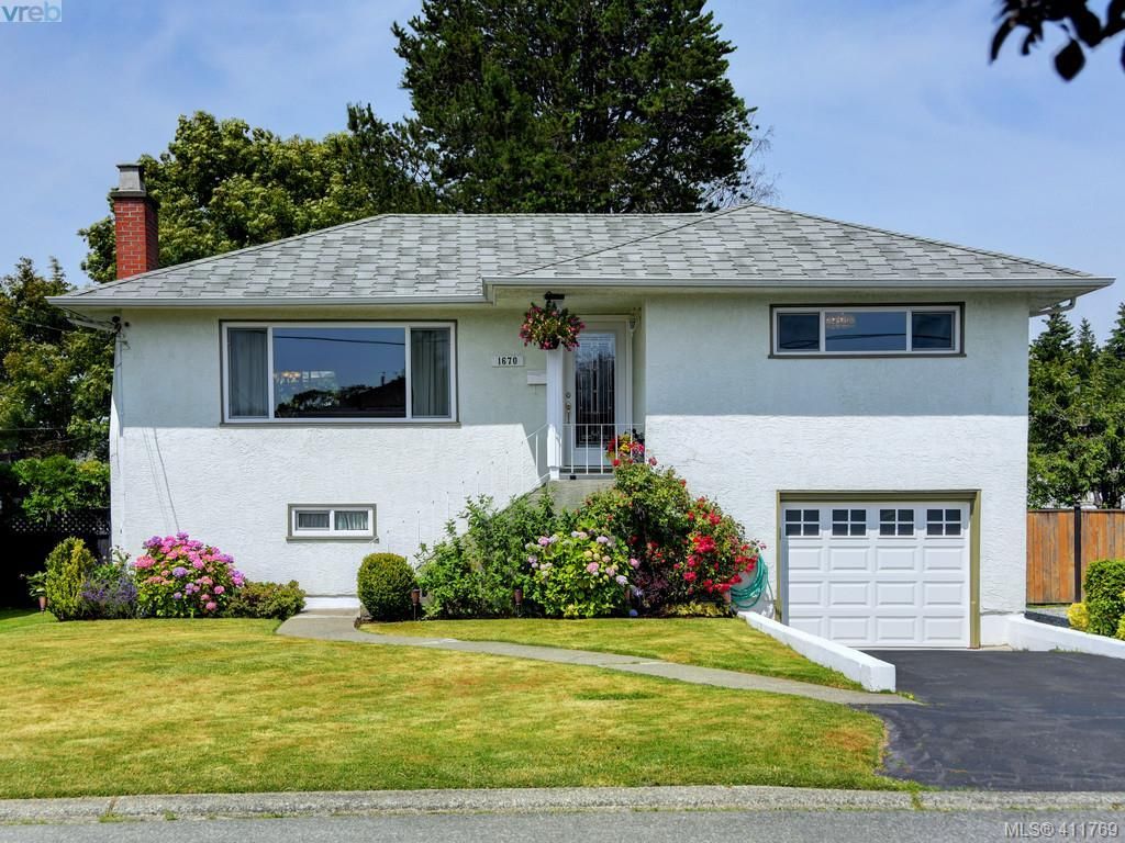 Main Photo: 1670 Howroyd Ave in VICTORIA: SE Mt Tolmie House for sale (Saanich East)  : MLS®# 816362