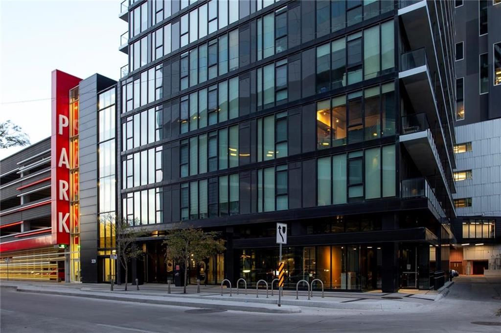 Main Photo: 1804 311 Hargrave Street in Winnipeg: Downtown Condominium for sale (9A)  : MLS®# 202201645