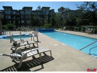 Photo 3: 323 10180 153RD Street in Surrey: Guildford Condo for sale in "CHARLTON PARK" (North Surrey)  : MLS®# F1129375