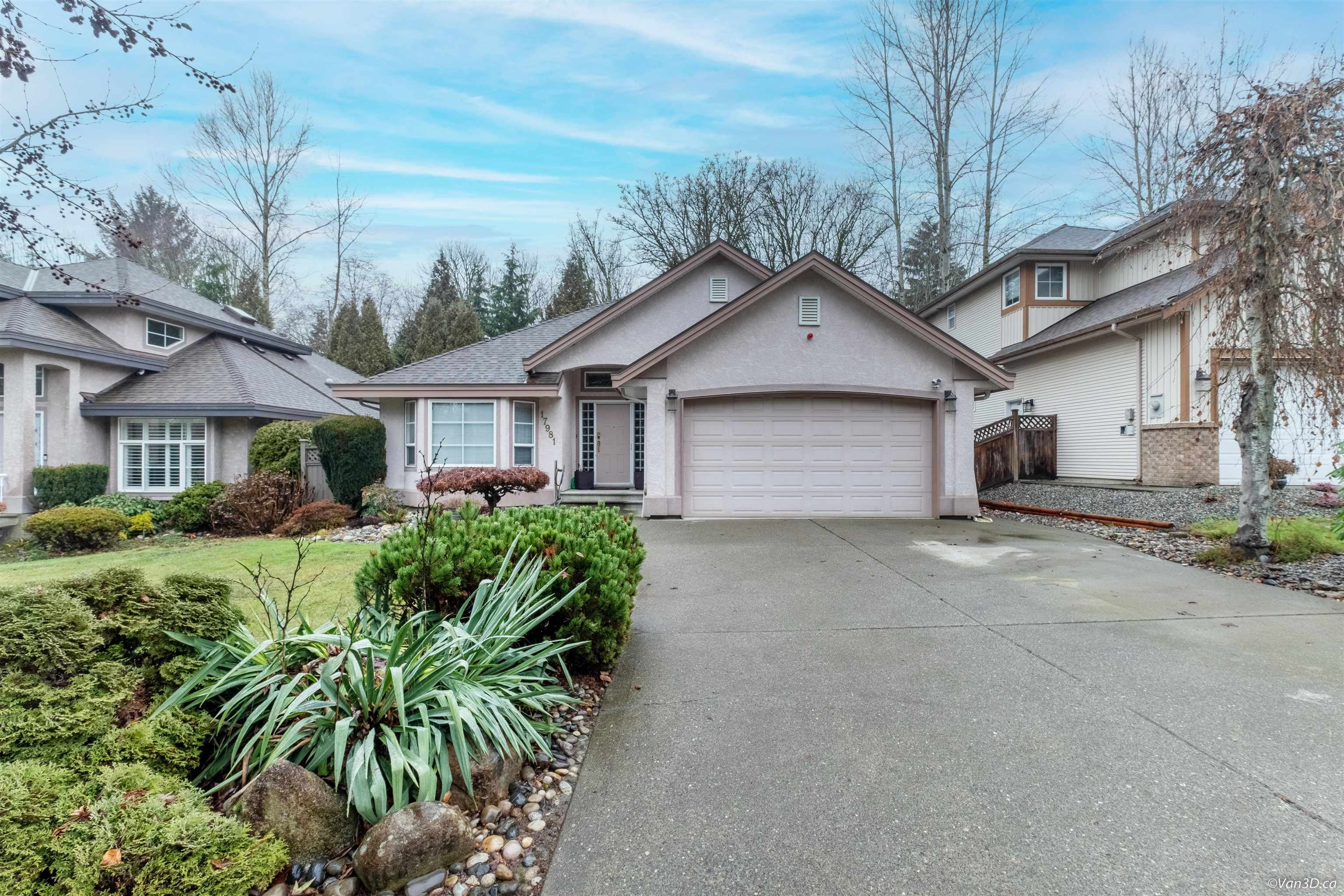 Main Photo: 17981 68TH Avenue in Surrey: Cloverdale BC House for sale (Cloverdale)  : MLS®# R2748896
