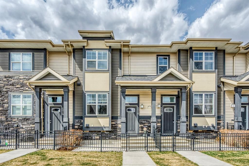 Main Photo: 576 Mckenzie Towne Drive SE in Calgary: McKenzie Towne Row/Townhouse for sale : MLS®# A1212761