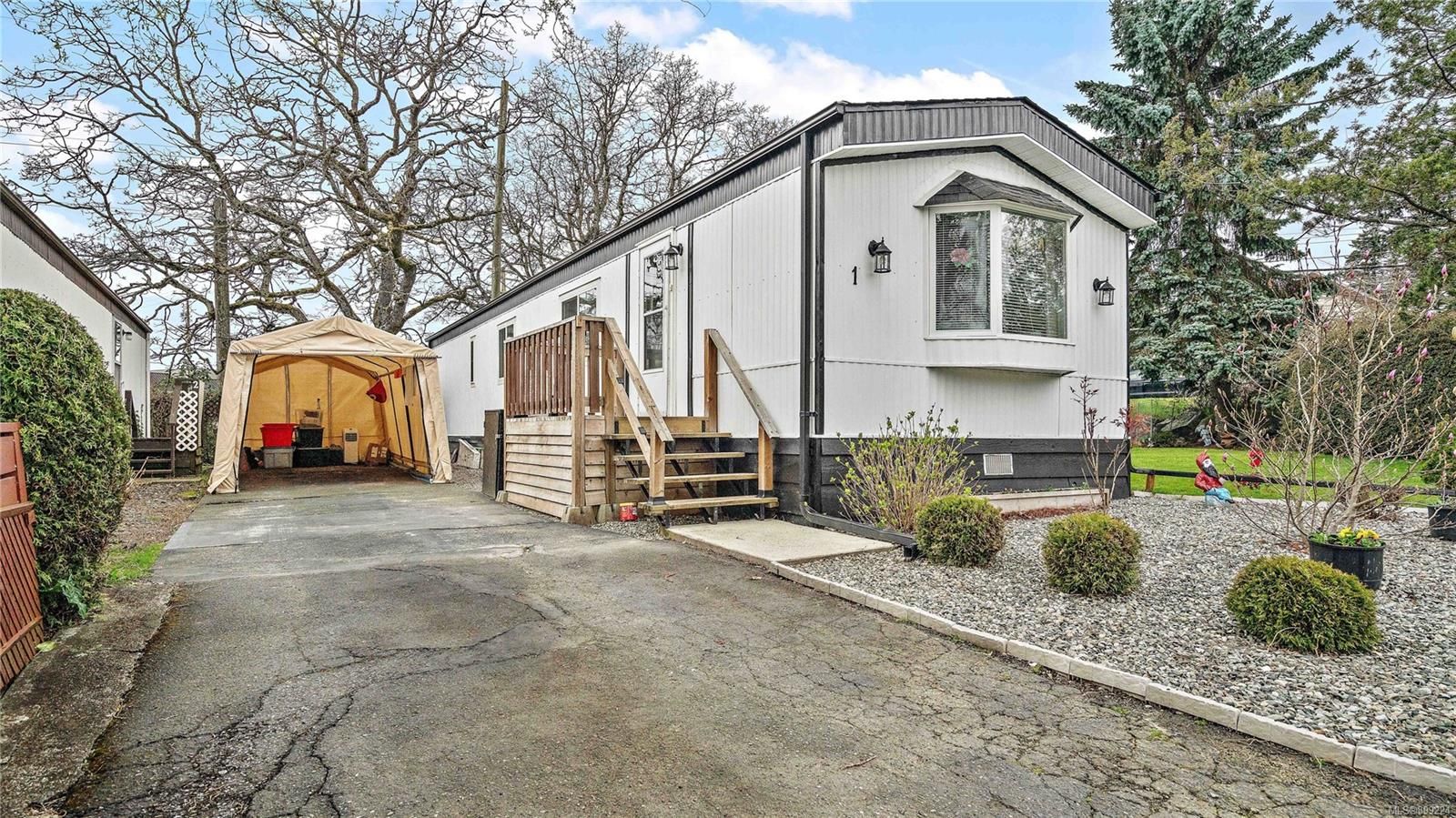Main Photo: 1 1498 Admirals Rd in View Royal: VR Glentana Manufactured Home for sale : MLS®# 899224