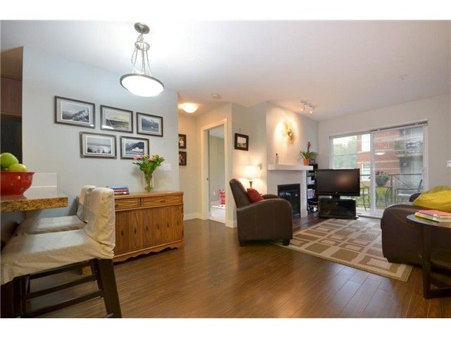 Main Photo: 207 3240 ST JOHNS Street in Port Moody: Port Moody Centre Condo for sale : MLS®# V972003