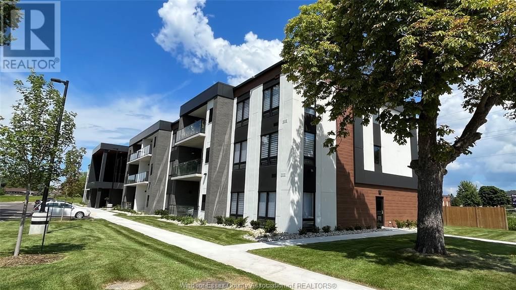 Main Photo: 140 MAIN STREET East Unit# 102 in Kingsville: Condo for sale : MLS®# 22013020