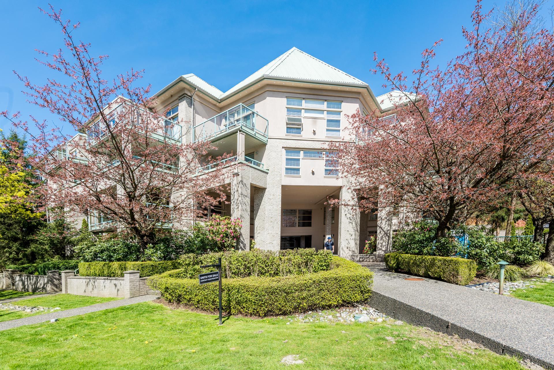 Main Photo: 606 301 MAUDE Road in Port Moody: North Shore Pt Moody Condo for sale in "Heritage Grand" : MLS®# R2260187