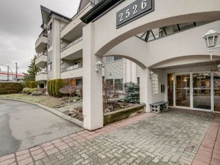 Photo 2: 102 2526 LAKEVIEW Crescent in Abbotsford: Central Abbotsford Condo for sale : MLS®# R2749511