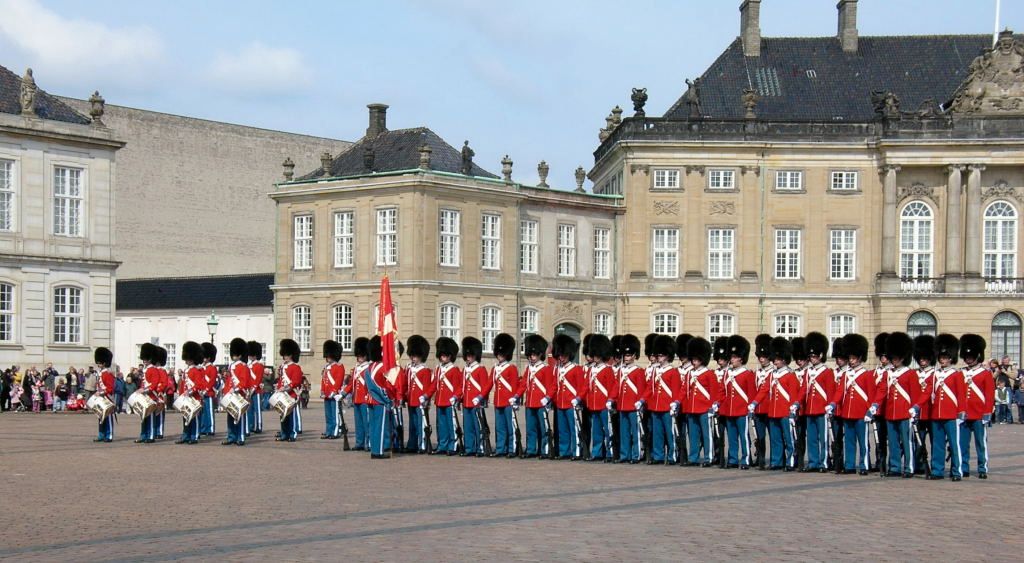 Royal Danish Life Guards at Amelienborg. Foto: Jesper_Asmussen_CC_BY-SA_3.0_DEED