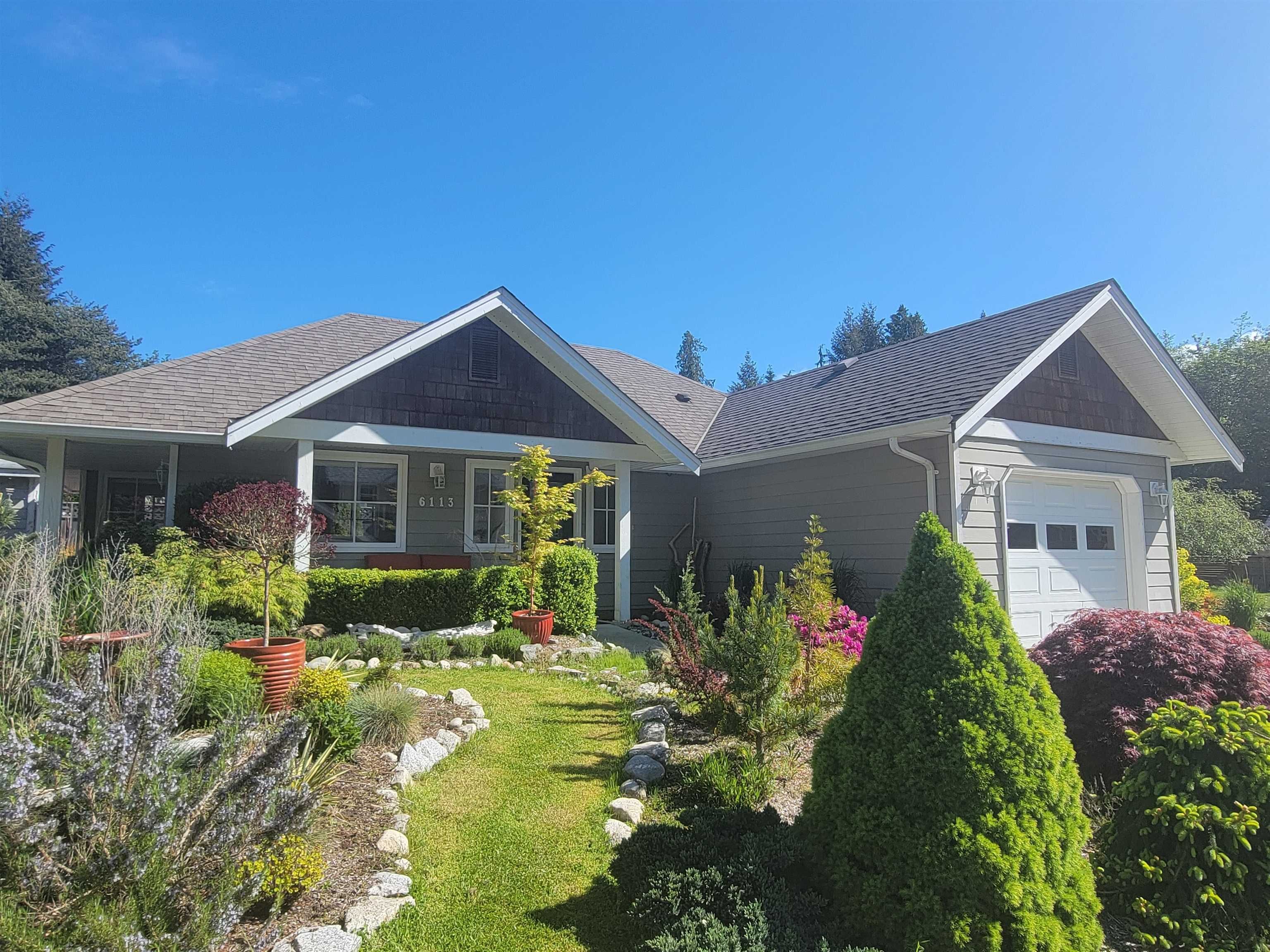 Main Photo: 6113 S GALE AVENUE in : Sechelt District House for sale : MLS®# R2688793