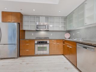 Photo 10: 978 COOPERAGE Way in Vancouver: Yaletown Condo for sale in "COOPER'S POINTE" (Vancouver West)  : MLS®# R2745116