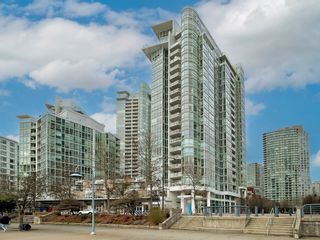 Photo 1: 3K 1077 MARINASIDE Crescent in Vancouver: Yaletown Townhouse for sale in "Marinaside Resort" (Vancouver West)  : MLS®# R2753007