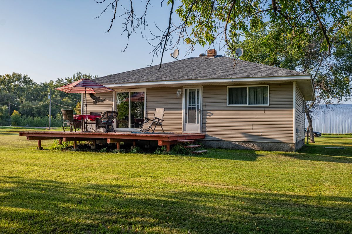 Main Photo: 43155 Road 77 N in Portage la Prairie RM: House for sale : MLS®# 202325352