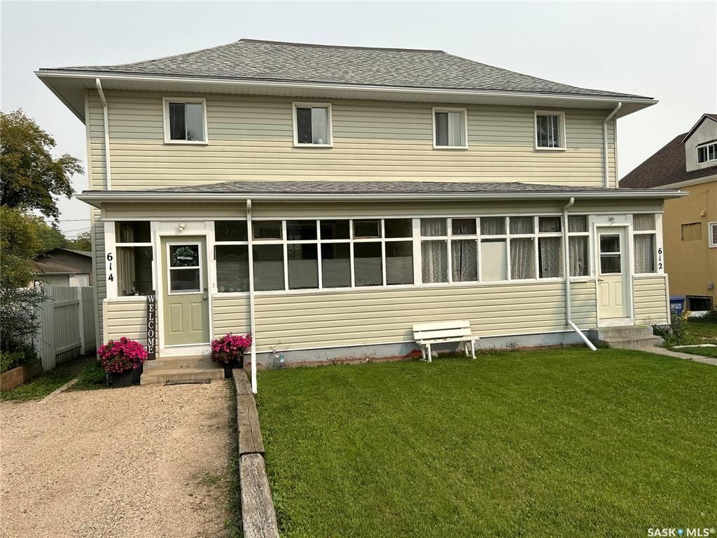 Main Photo: 612-614 6TH Street in Humboldt: Residential for sale : MLS®# SK942946