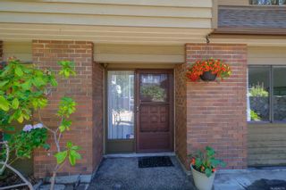 Photo 3: 4 1019 Pemberton Rd in Victoria: Vi Rockland Row/Townhouse for sale : MLS®# 882759