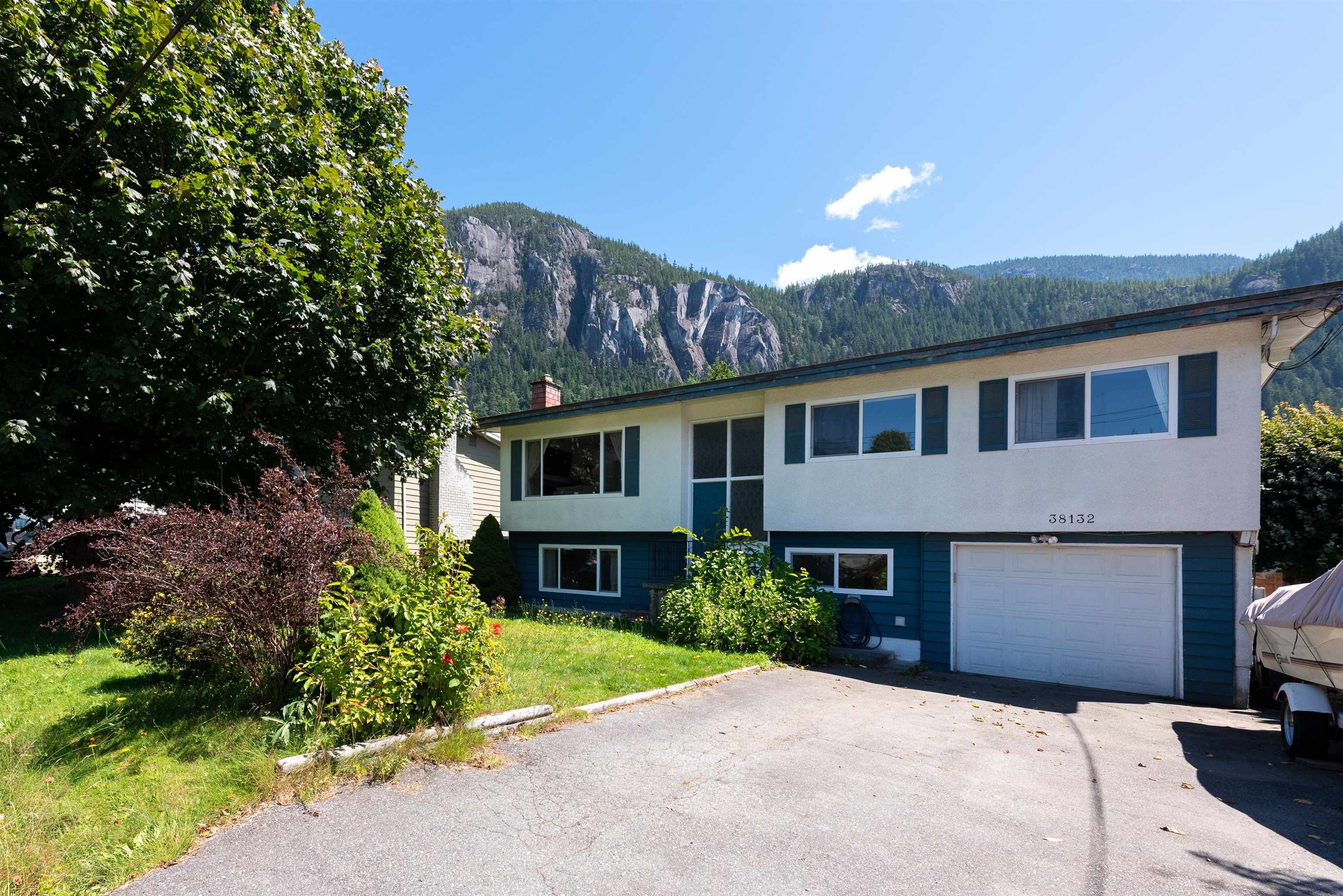 Main Photo: 38132 HEMLOCK Avenue in Squamish: Valleycliffe House for sale : MLS®# R2724482