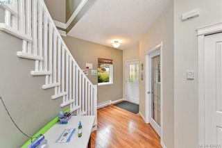 Photo 2: 102 Stoneridge Close in VICTORIA: VR Hospital House for sale (View Royal)  : MLS®# 841008