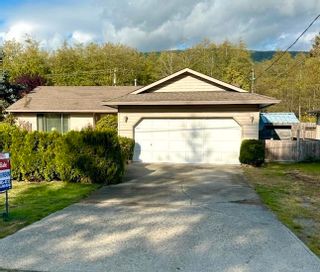 Photo 1: 1560 LARCHBERRY Way in Gibsons: Gibsons & Area House for sale in "Wood Creek Park" (Sunshine Coast)  : MLS®# R2745506