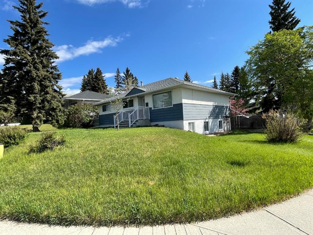 Main Photo: 2804 Capitol Hill Crescent NW in Calgary: Banff Trail Detached for sale : MLS®# A1223483