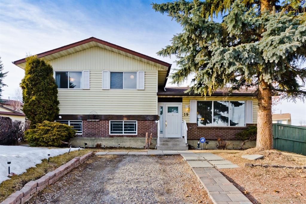 Main Photo: 19 Pinebrook Place NE in Calgary: Pineridge Detached for sale : MLS®# A1077648