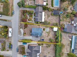 Photo 3: 4799 LAUREL Avenue in Sechelt: Sechelt District House for sale (Sunshine Coast)  : MLS®# R2815671