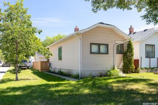 Photo 1: 240 L Avenue North in Saskatoon: Westmount Residential for sale : MLS®# SK903180